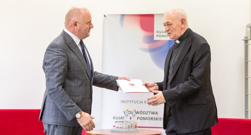 Bp dr Andrzej Suski odebrał akt powołania do Rady Naukowej Książnicy Kopernikańskiej, fot. Szymon Zdziebło dla UMWKP