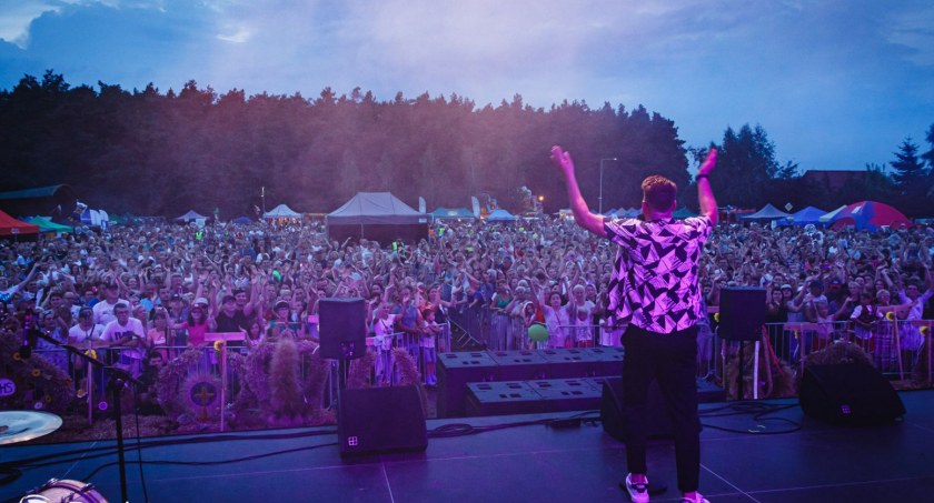Koncert zespołu Power Play podczas Powiatowo-Gminnych Dożynek w Łubiance, fot. Marzena Masłowska/Starostwo Powiatowe w Toruniu