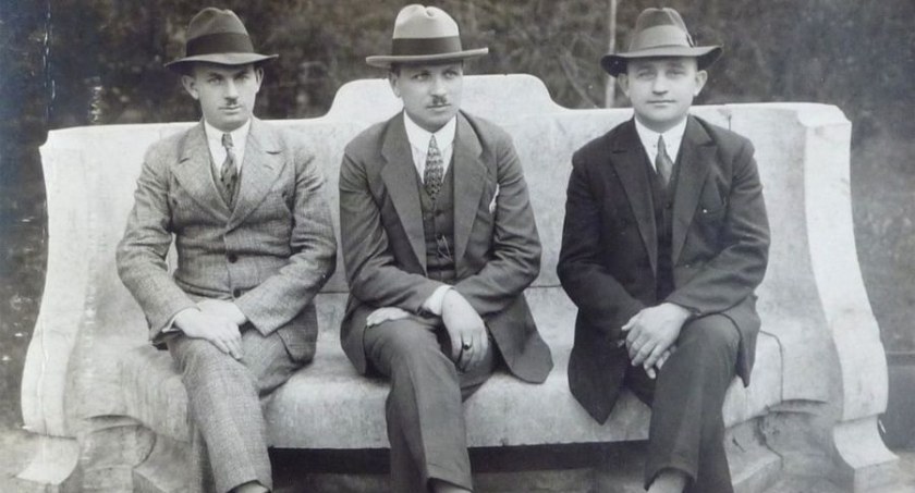 Modni panowie na Ławce Schillera w parku na Bydgoskim Przedmieściu, pocz. lat 20. XX w. Fotografia z archiwum Lidii Serbin-Zuby