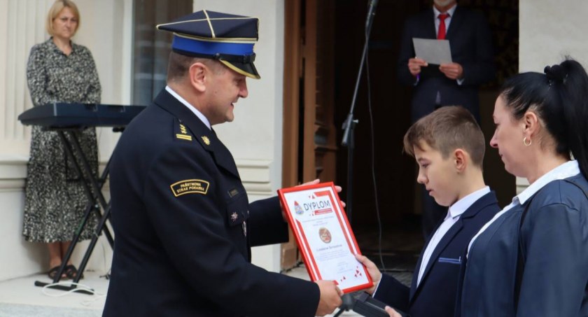 Łukasz w porę zauważył pożar pobliskiego garażu, fot. PSP Toruń.