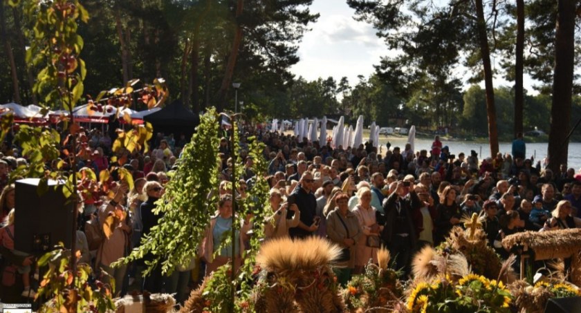 Zabawa podczas dożynek nad jeziorem w Kamionkach, fot. UG Łysomice