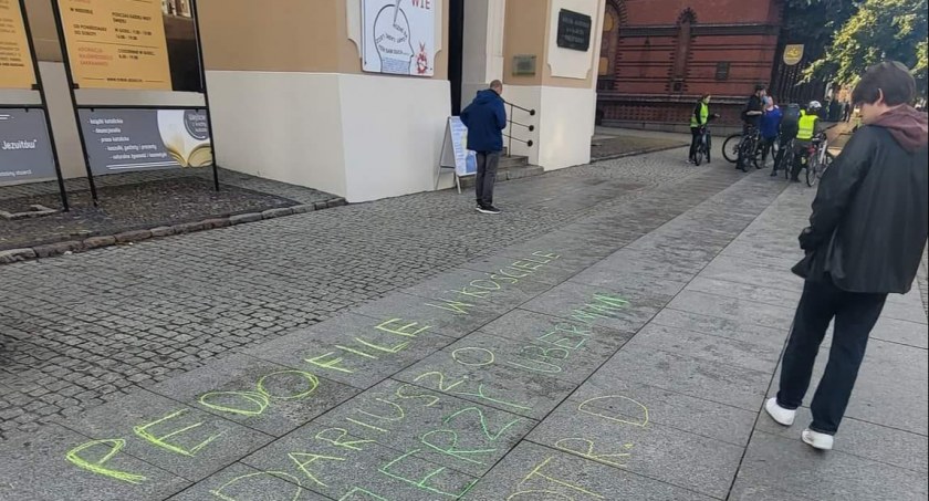 Napisy przed kościołem św. Ducha w Toruniu, fot. Facebook