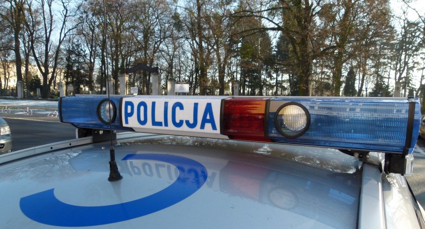 Jeden z interweniujących policjantów musiał użyć broni, fot. pixabay.