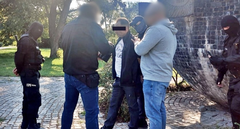 Zatrzymanie 51-latka w centrum Torunia fot. ECPU Polska: ŁOWCY Pedofili