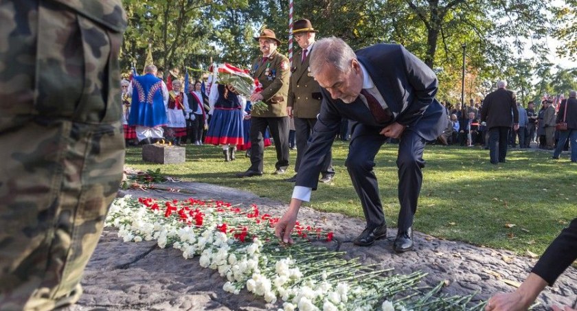 Odsłonięcie pomnika w Parku Pamięci, fot. Szymon Zdziebło/tarantoga.pl