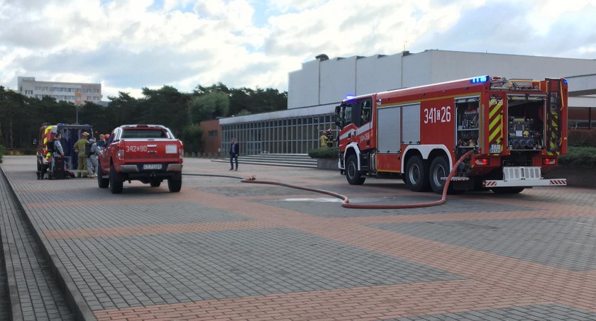 Przed aulą UMK pracuje m.in. straż pożarna, fot. nadesłane.