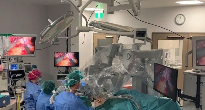 Operacja za pomocą robota chirurgicznego