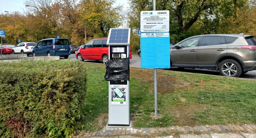 Nowy parkomat stanął m.in. przy lodowisku TOR-TOR, fot. Oto Toruń.