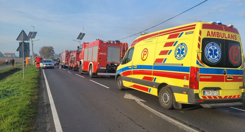 Osobówka zablokowała o poranku ruch na DW 551, fot. PSP Toruń