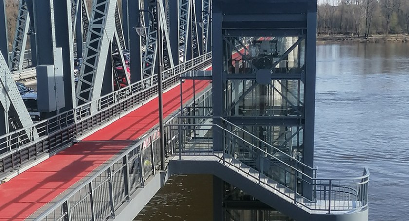 Firma konserwacyjna naprawia uszkodzoną windę, fot. MZD Toruń.