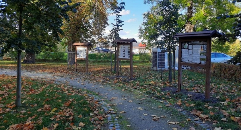 Tablice przed Uzędem Gminy Obrowo, fot. UG Obrowo