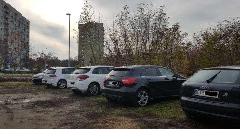 Dziki parking powstał w pobliżu miejskiego lodowiska, fot. Oto Toruń.