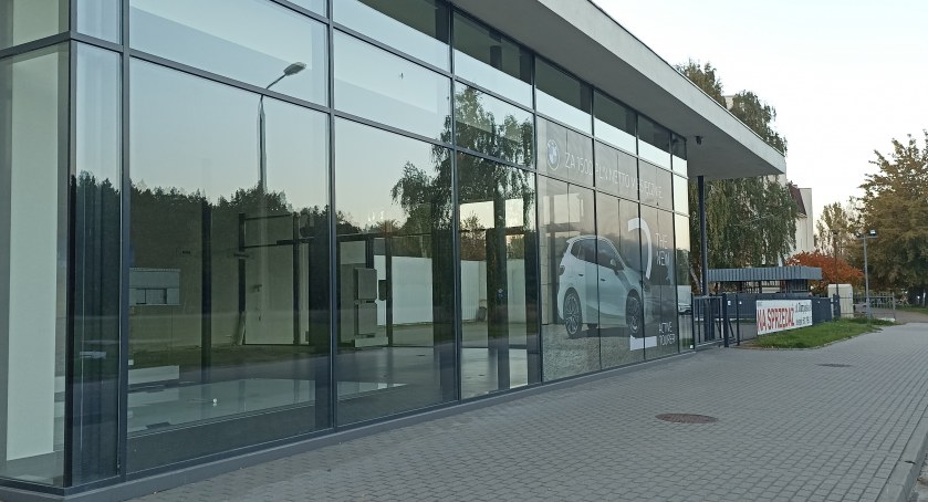 Dawny salon BMW przy ul. Olimpijskiej 8 w Toruniu, fot. Bartosz Fryckowski
