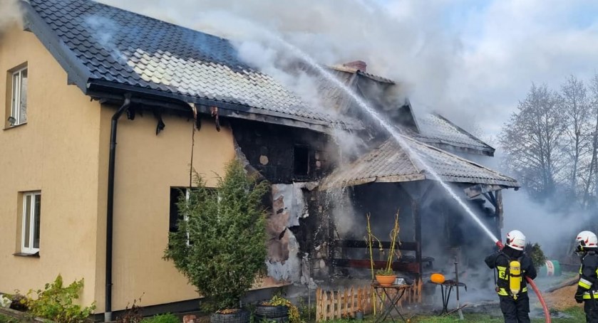 Strażacy walczą z ogniem, fot. PSP Toruń.
