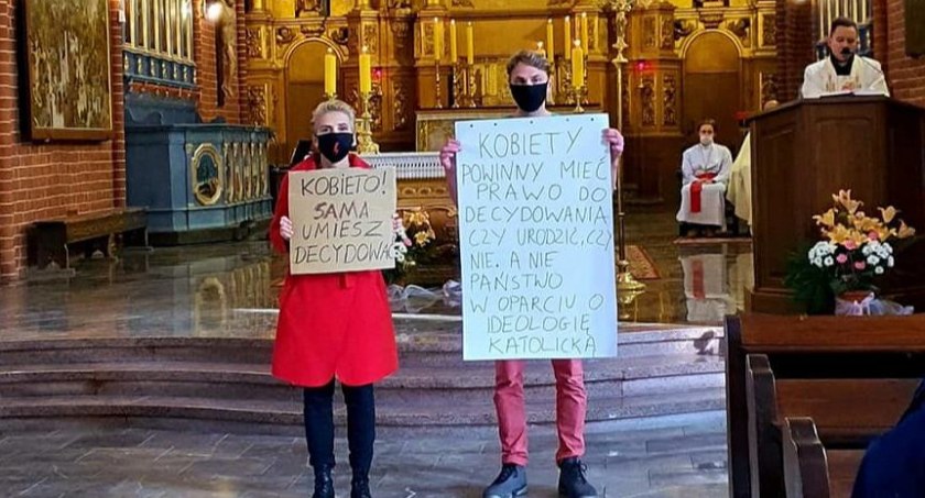 Posłanka razem z mężem pojawili się w kościele św. Jakuba, fot. Facebook.