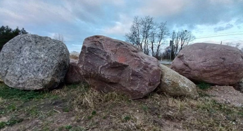 Głazy, które będą wykorzystane w Młynieckim Lapidarium, fot. UG Lubicz