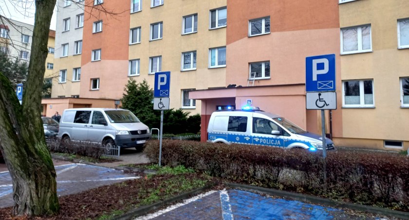 Przybyły na miejsce lekarz stwierdził zgon mężczyzny, fot. Oto Toruń.