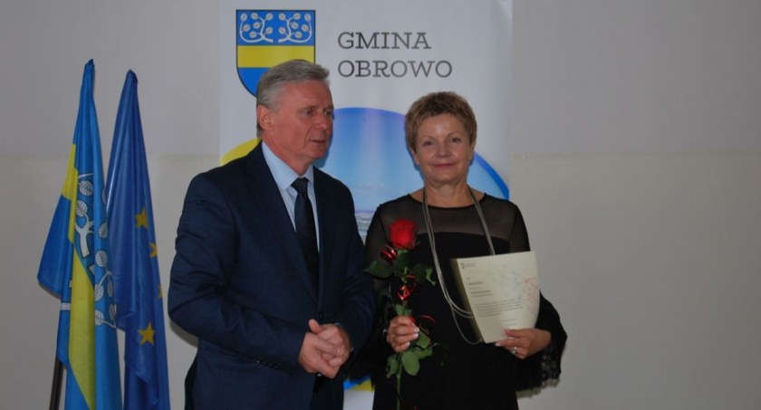 Wójt Wieczyński i Magdalena Siewior - wicedyrektor i nauczyciel biologii w Szkole Podstawowej im. Jana Pawła II w Obrowie, w tym roku wyróżniona również w konkursie Urzędu Marszałkowskiego Województwa Kujawsko-Pomorskiego „Kujawsko-Pomorski Lider Edukacji”., fot. UG Obrowo