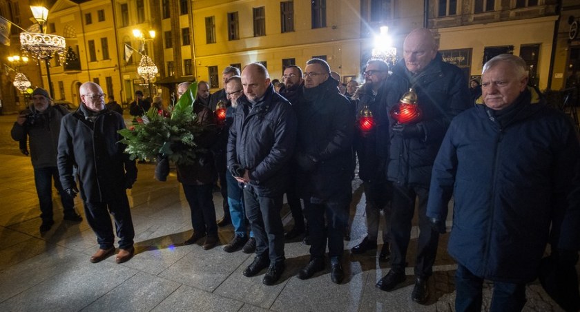 Złożenie kwiatów pod tablicą Solidarności w rocznicę wprowadzenia stanu wojennego, fot. Mikołaj Kuras dla UMWKP
