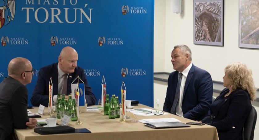 Michał Zaleski (drugi od lewej) i Rafał Bruski (trzeci od lewej). Fot. UM Toruń