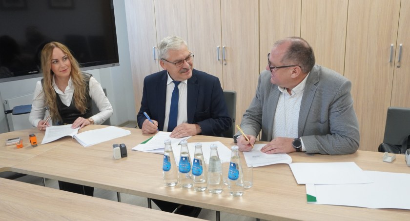 Podpisanie umowy na przeprowadzenie inwestycji nad jeziorem w Kamionkach Małych, fot. UG Łysomice