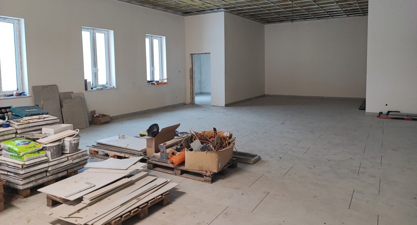 Wnętrze remizy OSP w Dobrzejewicach w trakcie modernizacji, fot. UG Obrowo