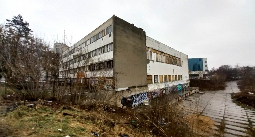 Uniwersam i tereny w pobliżu budynku przy Szosie Chełmińskiej w Toruniu, fot. Oto Toruń
