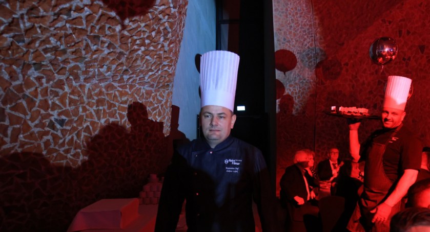 Łukasz Lofek podczas wnoszenia dań na Balu Sportowca, fot.Hotel Filmar
