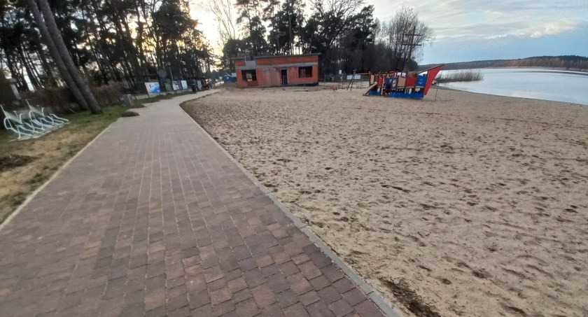Ścieżka nad jeziorem w Kamionkach, fot.ototorun.pl