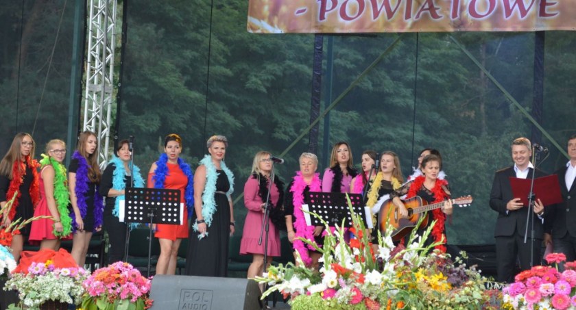 Osiecka Grupa Teatralno-Wokalna podczas dożynek w 2019 r w Obrowie, fot. ilustracyjne - Katrzyna Kisielewska/Starostwo Powiatowe