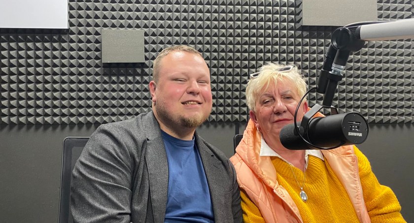 Adrian Aleksandrowicz i Zenona Derwich w studio Radia Toruń, fot. Bartosz Fryckowski/ototorun.pl