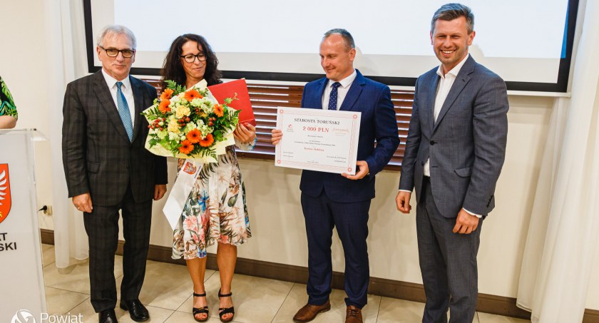 Wręczenie nagrody dla Sołtysa Roku Powiatu Toruńskiego w 10. edycji konkursu. fot. Michał Kardas/ Starostwo Powiatowe w Toruniu