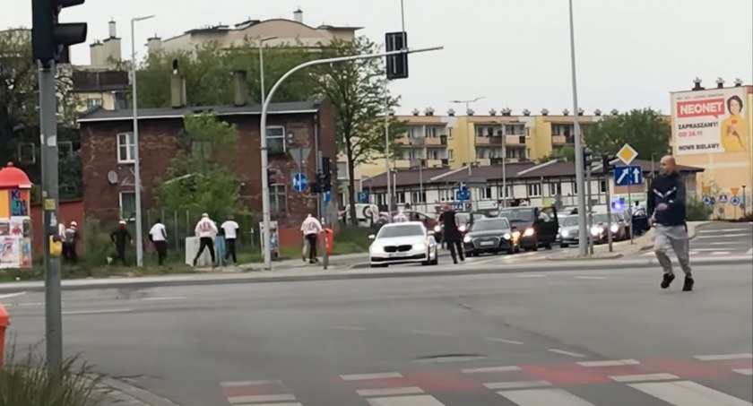 Zadyma przed meczem Elana Toruń - Zawisza Bydgoszcz, fot. Screen z YouTube/Trip Stationip
