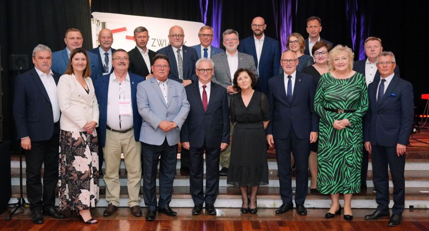 Staosta Marek Olszewski podczas odbioru nagród, fot. ZPP