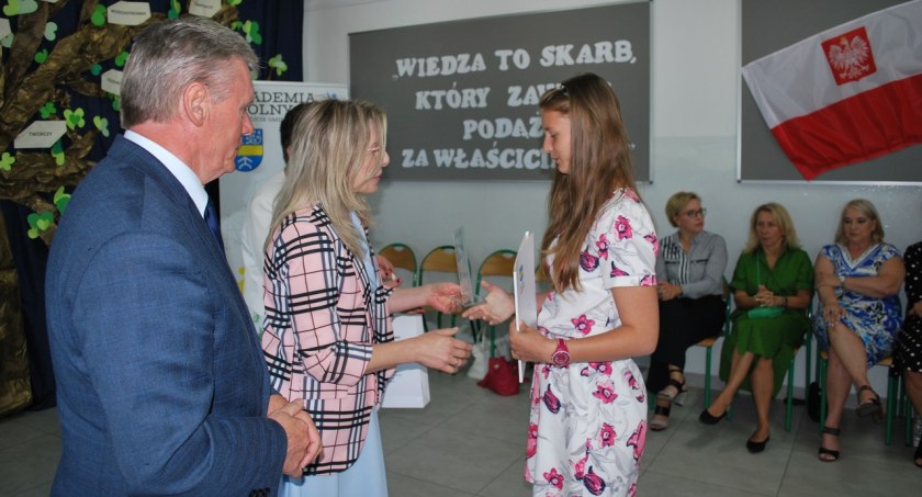 Wręczenie nagród w ramach zeszłorocznej edycji programu Akademia Zdolnych Wójta Gminy Obrowo, fot. UG Obrowo
