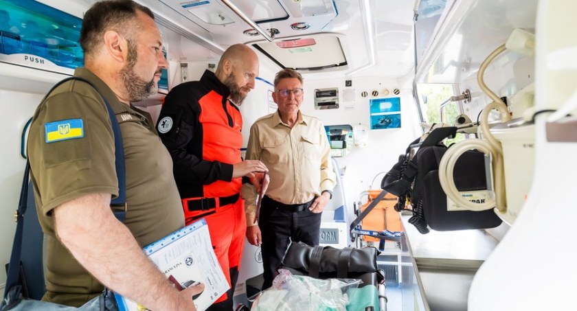 Ambulans ratunkowy dla Charkowa na Ukrainie, fot. Tomasz Czachorowski dla UMWKP