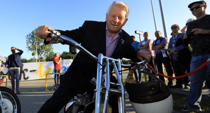Jan Ząbik na motorze, fot. UMT