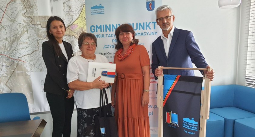 Spotkanie wójta Nicewicza z Bożeną Pachniewską ze Złotorii - tysięczną beneficjentką Programu „Czyste Powietrze” w gminie Lubicz