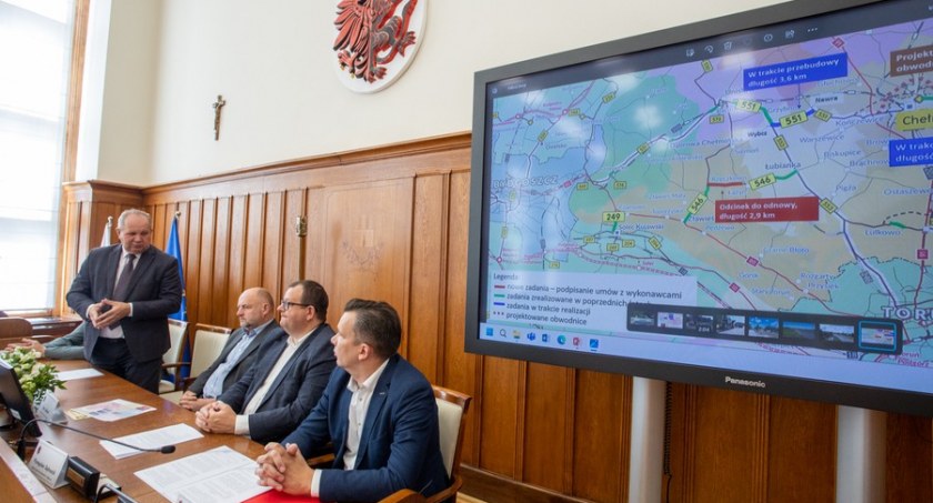 Podpisanie umowy na modernizację drogi nr 546, fot. Mikołaj Kuras dla UMWKP