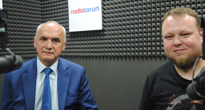 Burmistrz Jerzy Czerwiński i redaktor Adrian Aleksandrowicz w studiu Radia Toruń, fot. Bartosz Fryckowski / ototorun.pl, zdjęcia w galerii: UM Chełmża