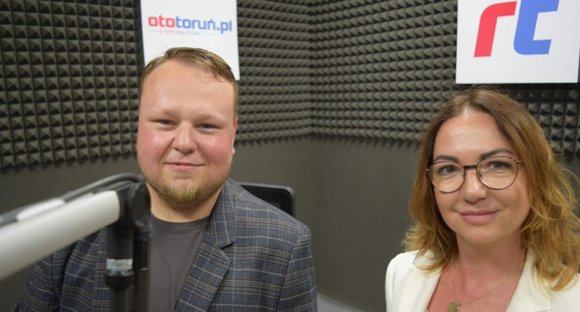 Adrian Aleksandrowicz i Dorota Rybarczyk w studiu Radia Toruń, fot. Bartosz Fryckowski