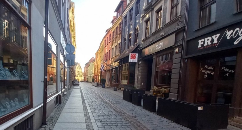 Nieruchomości, Kamienica znaną restauracją kupienia Toruniu warta miliony - zdjęcie, fotografia