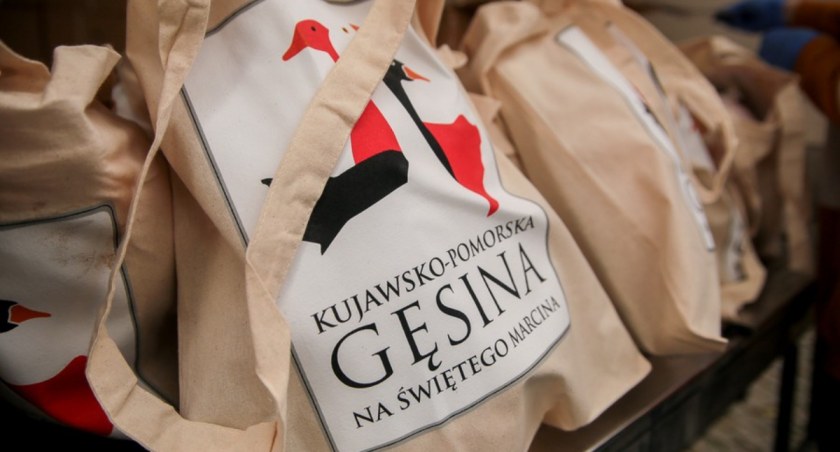Akcja rozdawania gęsich tuszek zwycięzcom konkursów w Toruniu, fot. Mikołaj Kuras