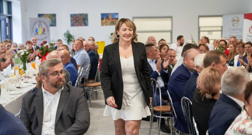 Nagroda dla Marzeny Lewandowskiej, najlepszej sołtys Powiatu Toruńskiego, fot. Olek Urbański / Starostwo Powiatowe