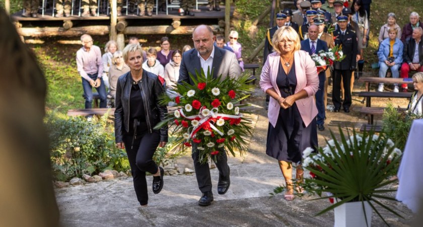 Uroczystości w raciniewskim lesie, fot. Szymon Zdziebło/tarantoga.pl dla UMWKP