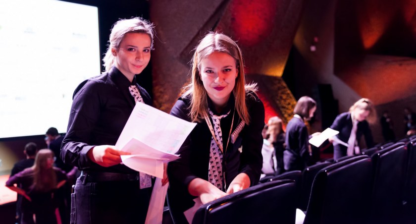 Wolontariusze podczas festiwalu EnergaCamerimage, fot. Krzysztof Wesołowski