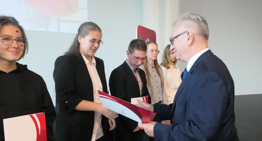 Wreczenie dyplomów dla najlepszych uczniów Powiatu TOruńskiego, fot. Karolina Bagniewska/ZS, CKU w Gronowie