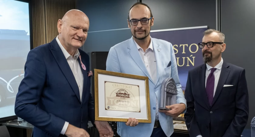 Arkadiusz Kant z firmy Toruński Bus odbiera certyfikat Made in Toruń, fot. Adam Zakrszewski / UMT