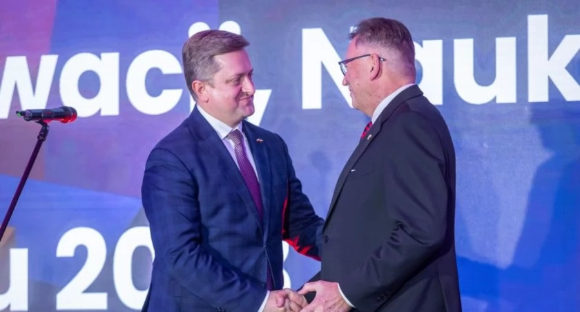 Wicemarszałek Zbigniew Ostrowski i ambasador Ukrainy Wasyl Zwarycz na gali Kujawsko-Pomorskiego Forum Innowacji, fot. Szymon Zdziebło/tarantoga.pl dla UMWKP