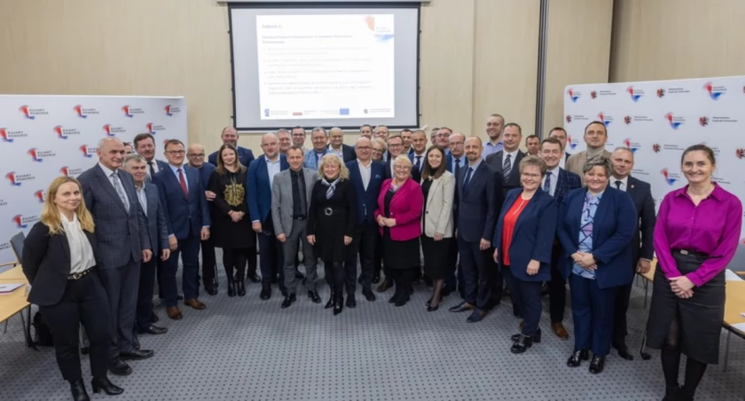 Podpisanie porozumień w sprawie udziału w projekcie „Dwujęzyczne przedszkolaki”, fot. Mikołaj Kuras dla UMWKP